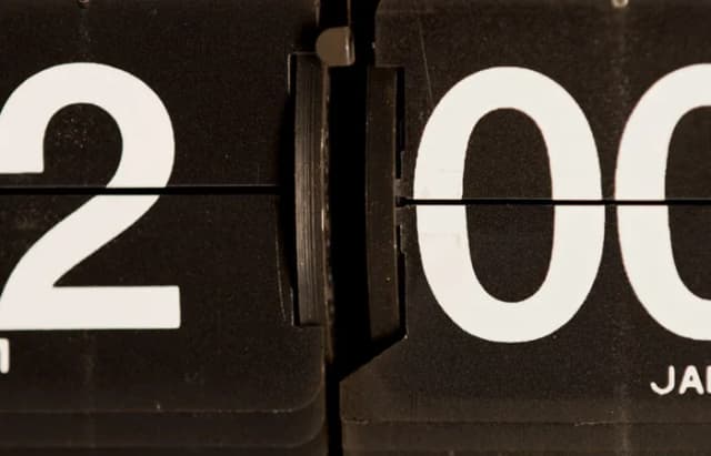 Flip clock showing afternoon time when productivity often declines for remote workers