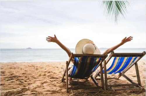 Entrepreneur relaxing on vacation while their Virtual Assistant handles business operations