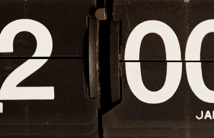 Flip clock showing afternoon time when productivity often declines for remote workers