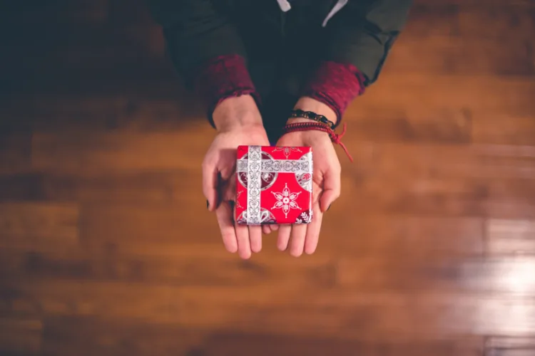 Holiday gift guide display with wrapped presents and thoughtful gift ideas for virtual assistants