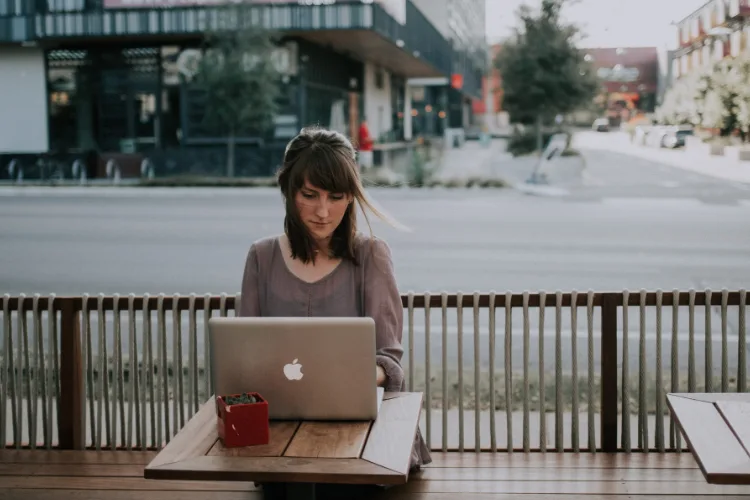 Freelancer finding collaboration and support by joining a virtual assistant team